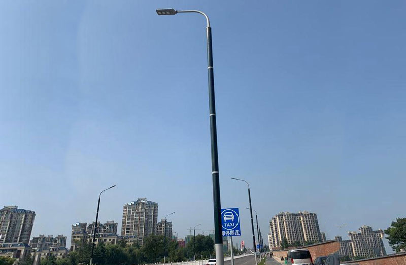 搭载智控系统 淄博首条“高科技”路灯安装完成